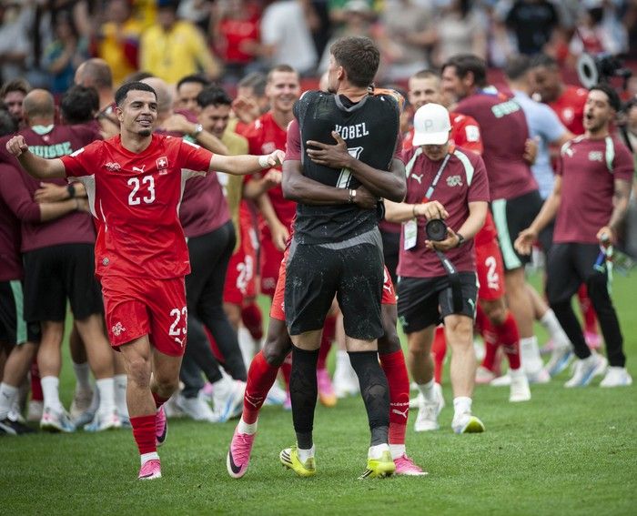 Switzerland players celebrate goalkeeper Gregor Kobel after they won against Colombia in Vancouver during the FIFA World Cup 2026 elimination round Tuesday, July 7, 2026.