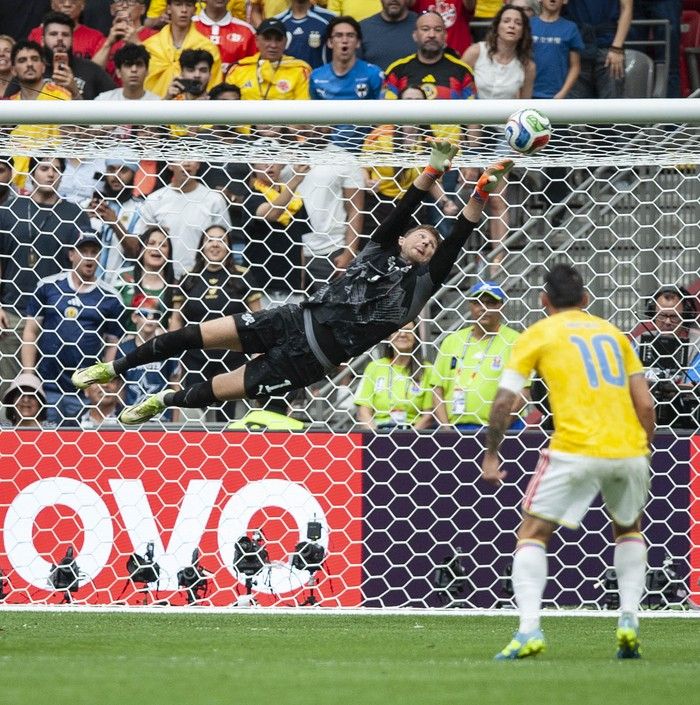 Switzerland goalkeeper Gregor Kobel makes a save against Colombia in the first half of play between Switzerland and Colombia in Vancouver during the FIFA World Cup 2026 elimination round Tuesday, July 7, 2026.