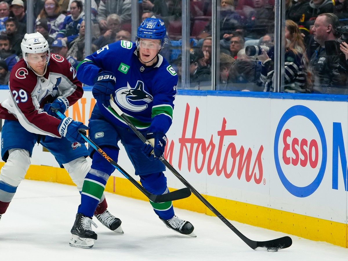 Elias Pettersson in action during the 2025-26 Vancouver Canucks season.