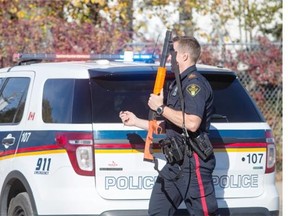 SASKATOON, SASK--OCTOBER 0 2015-Saskatoon Police response to a weapons call on the 200 block of Avenue I south on Friday, October 9th, 2015. (Liam Richards/the StarPhoenix)