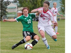 BESTPHOTO 
  
 SASKATOON, SASK--SEPTEMBER 13 2015-University of Saskatchewan Huskies midfielder Kelly Cerkowniak moves the ball against the the University of Winnipeg Wesmen in CIS soccer action on Sunday, September 13th, 2015.(Liam Richards/the StarPhoenix)