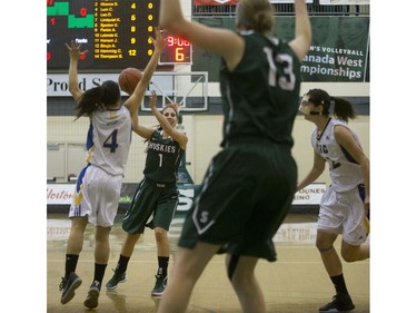 University of Saskatchewan Huskies guard Desarae Hogberg passes the ball against the University of British Columbia Thunderbirds in Women's CIS Basketball action, November 21, 2015.