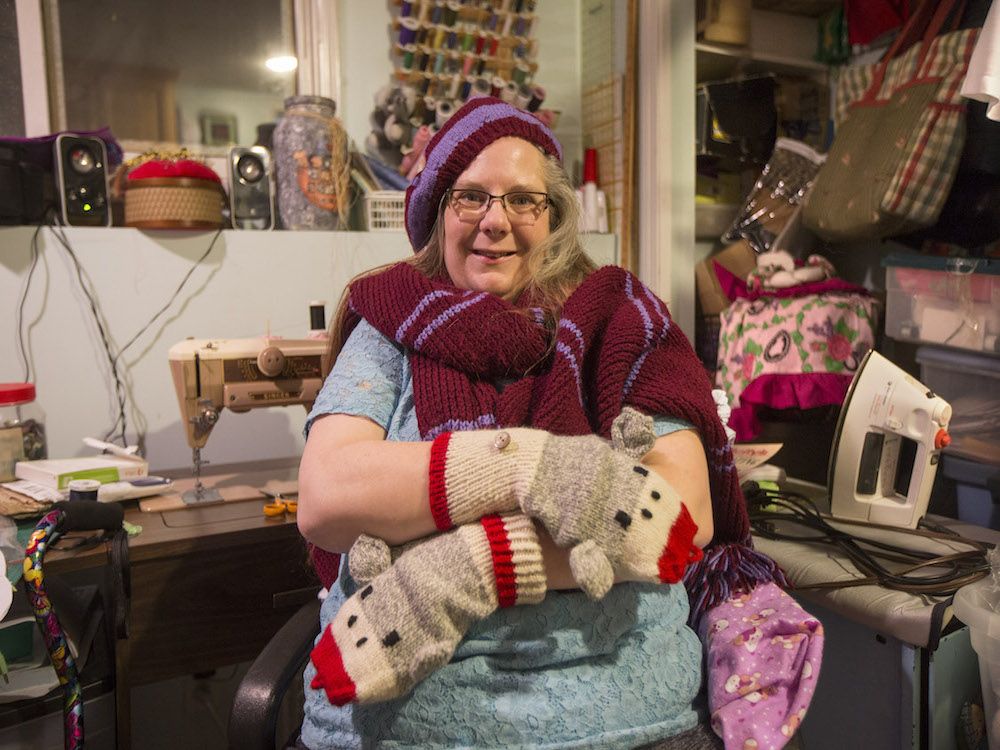 Saskatoon knitting circle looks to help create 25,000 toques for