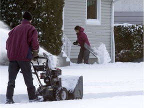 SASKATOON, SASK.; NOVEMBER 25, 2015 - 1126 news snow Shovelling and snow blowing of the 10 centimetres of snow in Saskatoon continues,  November 25, 2015. (GordWaldner/Saskatoon StarPhoenix)