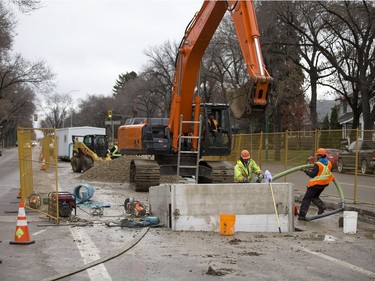 SASKATOON, SASK.; NOVEMBER 3, 2015 - 1104 repairs - Sewer rehabilitation will tie up traffic narrowing it down to one lane at Lorne Ave. and 8th St. E. for the next while,  November 3, 2015. (GordWaldner/Saskatoon StarPhoenix)
