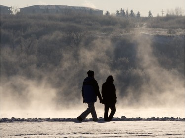 SASKATOON,SK--NOVEMBER 26/2015  1127 news spec weather -   Vapours rise from a freezing South saskatchewan River as people enjoy a walk on the Meewasin Trail, Thursday, November 26, 2015. (GREG PENDER/ SASKATOON STARPHOENIX)