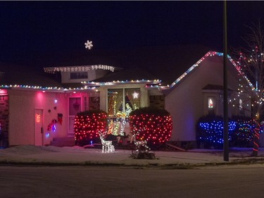 Saskatoon's Christmas lights tour takes us to Epp Avenue, December 7, 2015. (GordWaldner/Saskatoon StarPhoenix)
