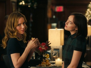 Leslie Mann as Meg (L) and Dakota Johnson as Alice in "How to Be Single."