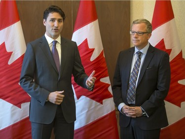 Prime Minister Justin Trudeau (L) meets with Premier Brad Wall in Saskatoon as part of a two-day stop in the province after a Liberal cabinet retreat in Alberta over the weekend, April 27, 2016.