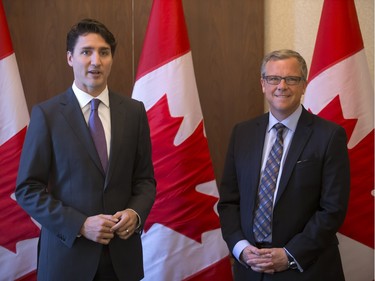 Prime Minister Justin Trudeau (L) meets with Premier Brad Wall in Saskatoon as part of a two-day stop in the province after a Liberal cabinet retreat in Alberta over the weekend, April 27, 2016.