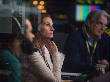 L-R: Carsey Walker, Jr. as Sam Shaw, Julia Roberts as Patty Fenn and James Warden as Jim in TriStar Pictures' "Money Monster."