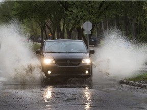 SASKATOON, SASK.; MAY 10, 2016 - 0510 weather rain Rain is beginning to cause huge puddles like this one at Cumberland Ave. and Main St.,  May 10, 2016. (GordWaldner/Saskatoon StarPhoenix)