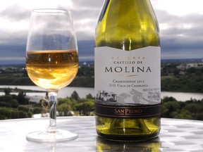 Castillo de Molina Reserva Chardonnay 2015.