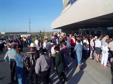 Fans arrive to see Garth Brooks at Sask Place in Saskatoon, August 14, 1996.
Provincial Archives of Saskatchewan StarPhoenix Collection, unprocessed, April 14, 1996, sheet no. #6139B, negative strip #2, negative #9.
