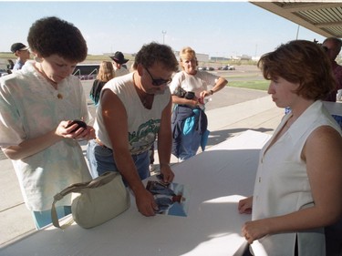 Fans purchase memorabilia at the Garth Brooks concert at Sask Place in Saskatoon, August 14, 1996.
Provincial Archives of Saskatchewan StarPhoenix Collection, unprocessed, April 14, 1996, sheet no. #6139D, negative strip #7, negative #9.