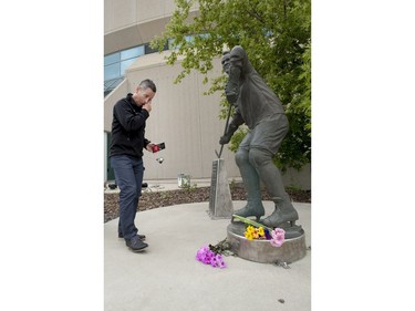 Saskatoon Blades president Steve Hogle visits the Gordie Howe statue outside of Sasktel Centre in Saskatoon, June 10, 2016. Howe passed away today at the age of 88.