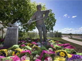 Country superstar Garth Brooks had 100 bouquets of flowers placed at the skates of the Gordie Howe statue in a salute to Mr. Hockey, on June 13, 2016