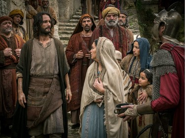 Rodrigo Santoro as Jesus (front L) and Nazanin Boniadi as Esther in "Ben-Hur."
