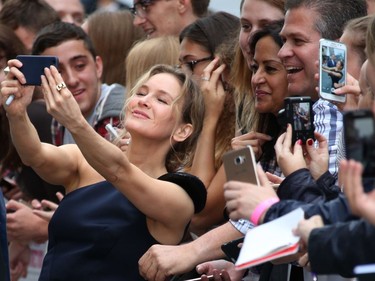 Actor Renée Zellweger poses for photographs with fans upon arrival at the world premiere of "Bridget Jones's Baby" in London, England, September 5, 2016.