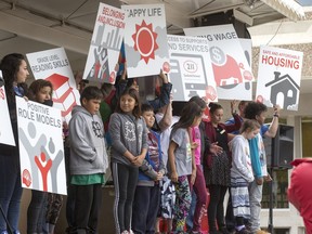 SASKATOON, SASK.; SEPTEMBER 8, 2016 - 0909 news united way  United Way Campaign Co-Chair Heather MacMillan-Brown announces the 2016-17 goal of 6 million dollars at a bar-b-que in Saskatoon's Civic Square, September 8, 2016. (GordWaldner/Saskatoon StarPhoenix)