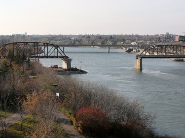 The new traffic bridge (L) is being built in Saskatoon on October 24, 2016. It will have two 3.7 m wide traffic lanes and two 3.0 m multi-use pathways.