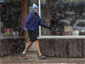 A man on Broadway takes winter weather in stride. (GREG PENDER/STAR PHOENIX)