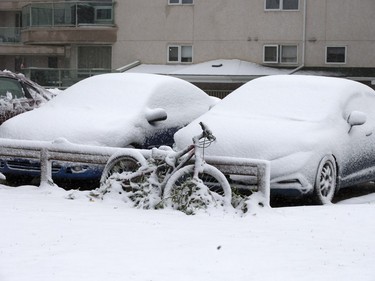 A heavy, wet snow from a major weather system left Saskatoon residents shovelling and driving in slippery conditions, October 5, 2016.  Intermittent power outages affected traffic lights and created backups.