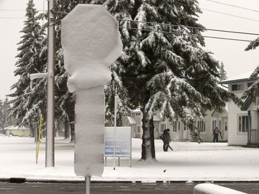 A heavy, wet snow from a major weather system left Saskatoon residents shovelling and driving in slippery conditions, October 5, 2016.  Intermittent power outages affected traffic lights and created backups.