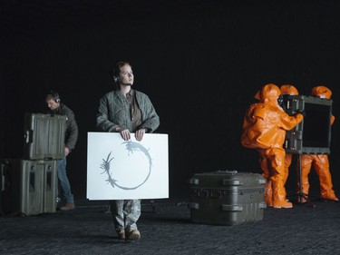 Jeremy Renner as Ian Donnelly (L) and Amy Adams as Louise Banks in "Arrival."