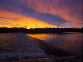 Sunrise at the Weir in Saskatoon, Thursday, November 03, 2016.  (GREG PENDER/STAR PHOENIX)