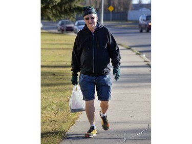 Richard Talmey gets in his 10,000 steps with a trip down Taylor Street East to the library, November 14, 2016, while wearing shorts, toque and gloves. Warm weather into November has allowed Saskatoon residents extra time in comfort out of doors.