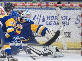 Saskatoon Blades goalie   Logan Flodell reaches but cannot stop a shot from the Medicine Hat Tigers in first period of WHL action in Saskatoon, SK. on Saturday, November 26, 2016. (LIAM RICHARDS/THE STAR PHOENIX)