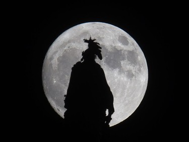 A supermoon rises over the Statue of Freedom on the Capitol dome in Washington, DC, November 13, 2016. The supermoon will venture to its closest point in 68 years, leaving only 356,508 kilometres between Earth and the moon.