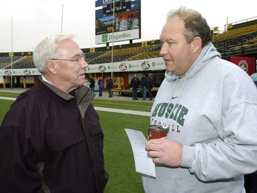 Brian Towriss, right, talks with CFL legend Ron Lancaster on Dec. 1, 2005 prior to practicing at Ivor Wynne Stadium in Hamilton while preparing for this weekend's Vanier Cup. (Greg Pender/Saskatoon StarPhoenix)