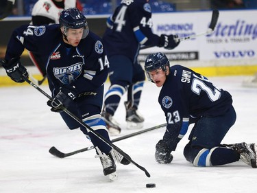 Saskatoon Blades' Jesse Shynkaruk skates with the puck during first period action against the Moose Jaw Warriors at SaskTel Centre in Saskatoon on December 11, 2016.