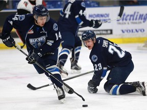 Saskatoon Blades' Jesse Shynkaruk skates with the puck during first-period action against Moose Jaw Warriors  at SaskTel Centre in Saskatoon on December 11, 2016. (Michelle Berg / Saskatoon StarPhoenix)