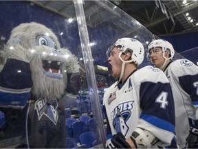 Saskatoon Blades defenceman Bryton Sayers celebrates with mascot Poke Check.(Saskatoon StarPhoenix/Liam Richards)