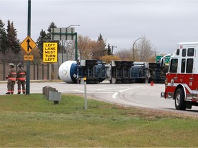 Crews work to off-load ammonia gas from a semi that rolled onto its side on College Drive between Circle Drive and Central Ave in Saskatoon on October 12, 2017. No one was injured. (Michelle Berg / Saskatoon StarPhoenix)