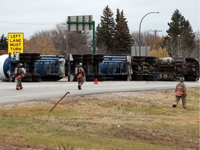Crews work to off-load ammonia gas from a semi-truck that has rolled on its side on College Drive between Circle Drive and Central Ave in Saskatoon on October 12, 2017. (Michelle Berg / Saskatoon StarPhoenix)