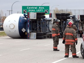 Crews work to off-load ammonia gas from a semi-truck that rolled on its side on College Drive between Circle Drive and Central Ave in Saskatoon on October 12, 2017. (Michelle Berg / Saskatoon StarPhoenix)