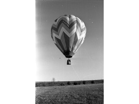 An image of people riding in a hot air balloon, from Oct. 12, 1982. (Provincial Archives of Saskatchewan StarPhoenix Collection S-SP-A19186-7)