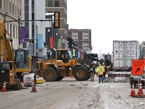 City workers get started on repairing a water main break on 1st Avenue and 22nd Street in Saskatoon on November 6, 2017. (Michelle Berg / Saskatoon StarPhoenix)
Michelle Berg, Saskatoon StarPhoenix