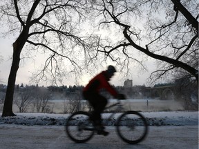 It was a foggy morning commute for this cyclist along the Meewasin Trail in Saskatoon on November 9, 2017. (Michelle Berg / Saskatoon StarPhoenix)
Michelle Berg, Saskatoon StarPhoenix