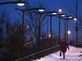 Morning commuters bundled up during a brisk walk on their way to work before sunrise in Saskatoon on November 20, 2017. (Saskatoon StarPhoenix/Michelle Berg)
Michelle Berg, Saskatoon StarPhoenix