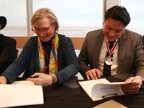 BESTPHOTO - Honourable Carolyn Bennett, Minister of Crown-Indigenous Relations and Northern Affairs and Chief Darcy Bear sign a a Framework Agreement for a Whitecap Dakota Treaty, which sets the stage for lasting reconciliation between Canada and Whitecap Dakota First Nation, at Dakota Dunes Golf Links Clubhouse in Whitecap, SK on January 22, 2018.