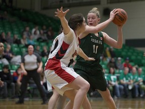 Summer Masikewich and the University of Saskatchewan Huskies will move on to the Canada West conference semifinals after knocking off the visiting Winnipeg Wesmen on Saturday.