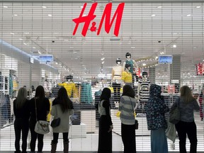 Shoppers wait for H&M to open on Boxing Day in Ottawa in 2013.
