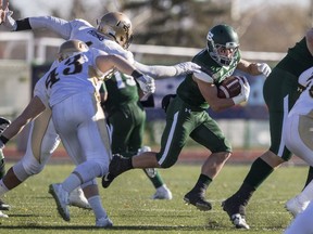 University of Saskatchewan Huskies running back Tyler Chow moves the ball against the University of Manitoba during the first half of U Sport action at Griffiths Stadium in Saskatoon, SK on Saturday, October 20, 2018.