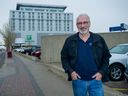 L'ancien maire de Saskatoon, Jim Maddin, pose pour une photo le 19 octobre 2013 près du site où le gouvernement municipal a proposé de construire un casino lorsqu'il était maire. 