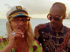 Moondog (Matthew McConaughey) and Lingerie (Snoop Dogg) in "The Beach Bum." Movie still.